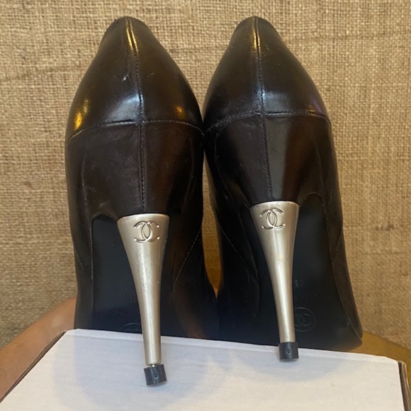 GORGEOUS Vintage CHANEL Heels - Dk Chocolate Brown & Silver CC Logo Heel - Picture 9 of 10